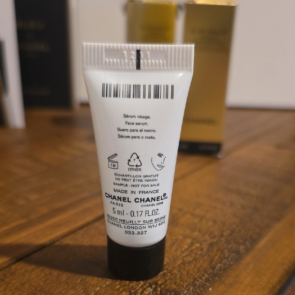 CHANEL Skincare Sample Set - Picture 9 of 15